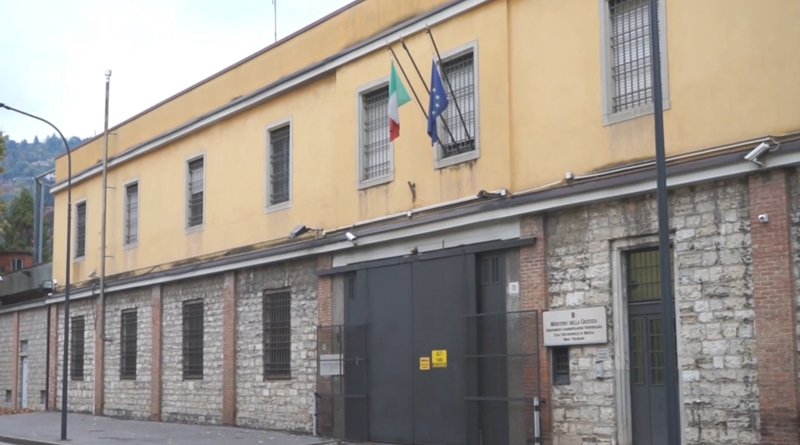 500 completi di lenzuola al carcere di Canton Mombello. A consegnare il tutto ai detenuti l'assessore Roberta Morelli