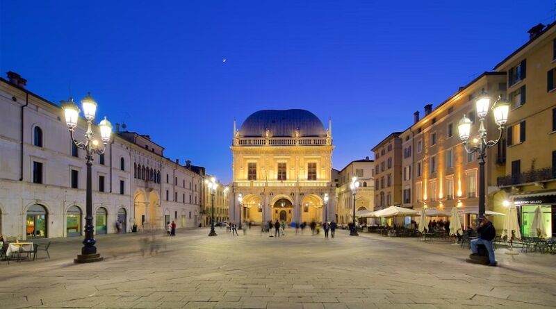 Palazzo Loggia illuminato di giallo in occasione del terzo anniversario dell'arresto di Patrick Zaki
