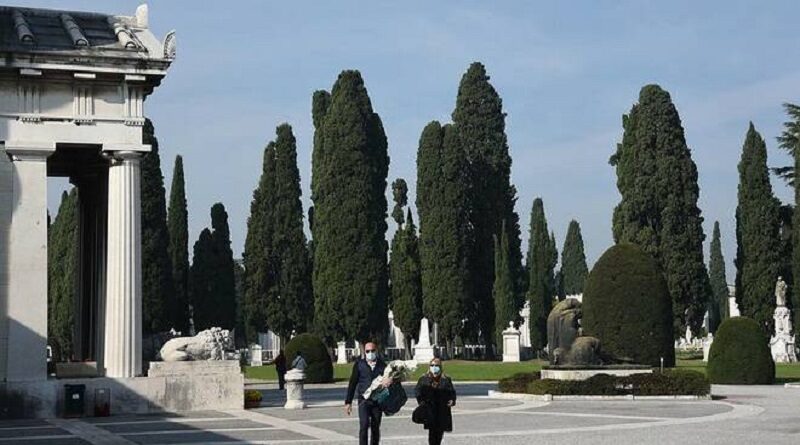 In Vanvitelliano il monumento in memoria delle vittime del Covid-19. Nuova illuminazione per il faro e le cancellate d'ingresso