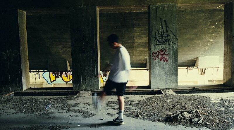 Occhi nuvole, il minimal video di Romeo con la regia di Massimo Hu