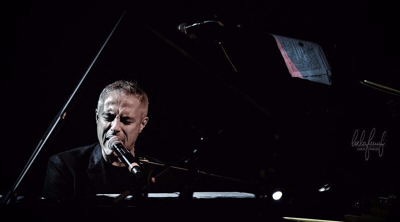 Enrico Giaretta, con le sonorizzazioni dello spettacolo “L’arte di non vedere” di Vincenzo Mollica si esibirà sul palco al pianoforte