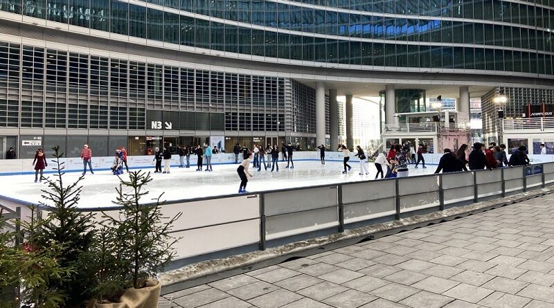 Natale, Piazza della Regione: ultimi posti per visitare 39° piano, boom di pattinatori per la pista coperta più grande di Milano