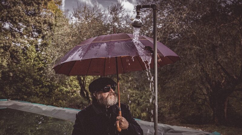 “Piedi in acqua” il nuovo album del cantautore siciliano e chitarrista dei Marta Sui Tubi