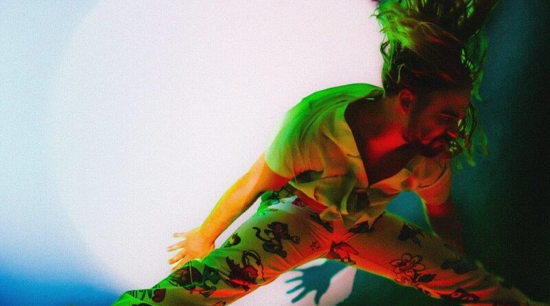 "Carico" è l'inno alla resilienza e alla crescita personale del cantautore Zic