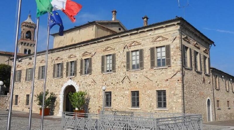 Campi da calcio più illuminati, Padenghe rinnova gli impianti dei campi da 11 e da 7 con luci a led