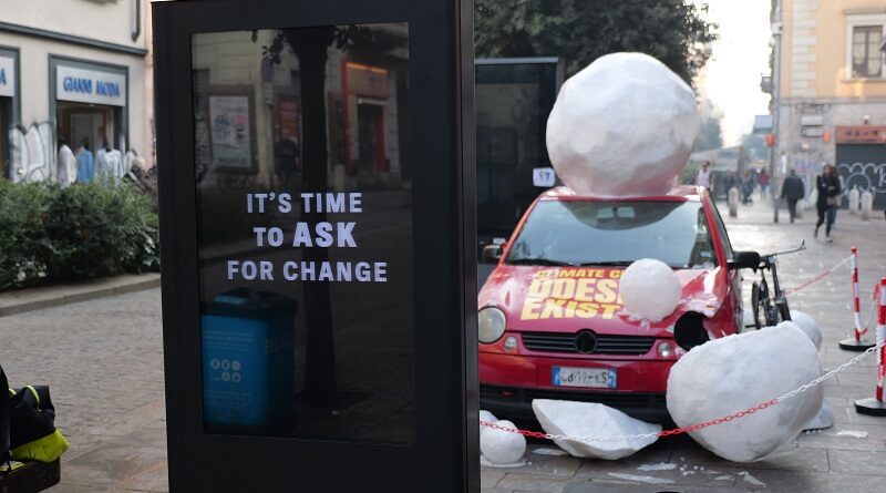 Cambiamento climatico: un’auto distrutta da giganteschi chicchi di grandine è la provocazione portata da CESVI e Factanza alla Milano Fashion Week