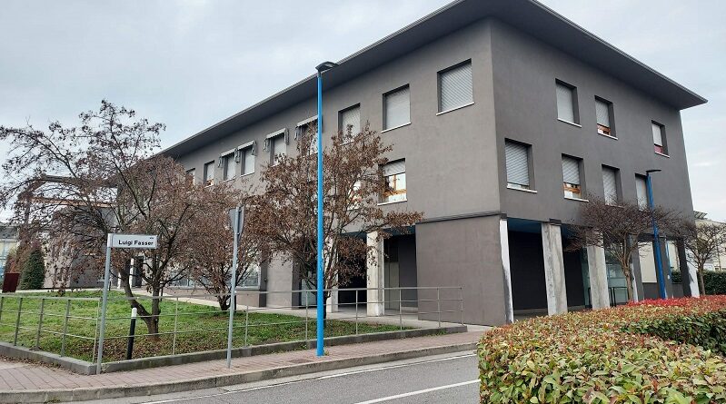 Un tetto verde con un nuovo impianto fotovoltaico sul tetto dell’edificio comunale di via Cavellini/Fasser a Sanpolino